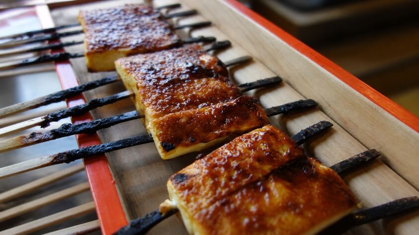 木箱に並べてた豆腐田楽
