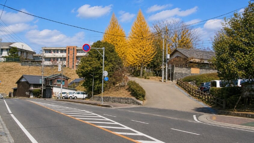 校門坂の前