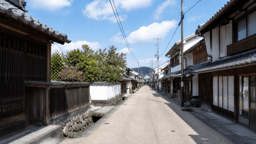 伊賀上野の城下町通り、白壁と格子戸の町並み